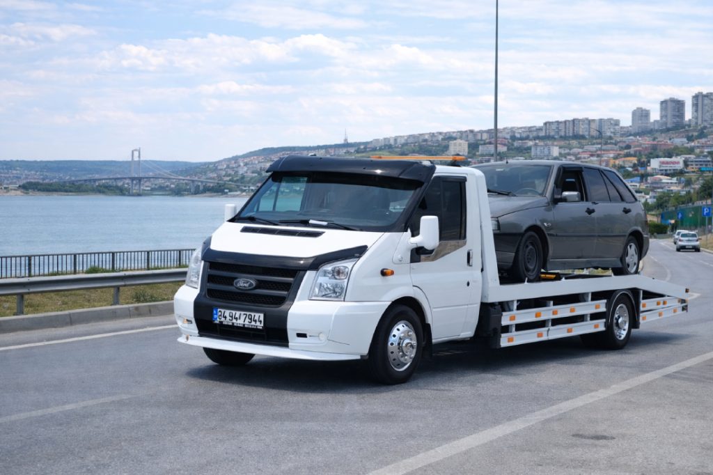 Büyükçekmece oto kurtarma aracı ile arızalı otomobilin 7/24 güvenli şekilde taşınması ve acil yol yardım hizmeti