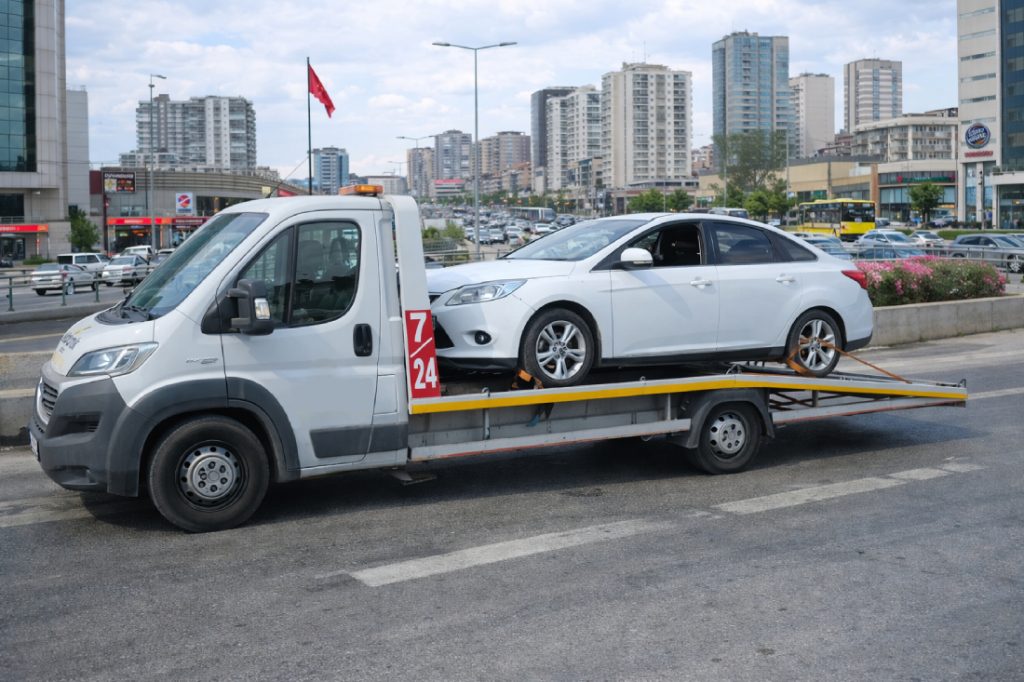 Çekici Bayrampaşa hizmeti ile arızalı otomobilin güvenli şekilde taşınması – 7/24 oto kurtarma ve yol yardım