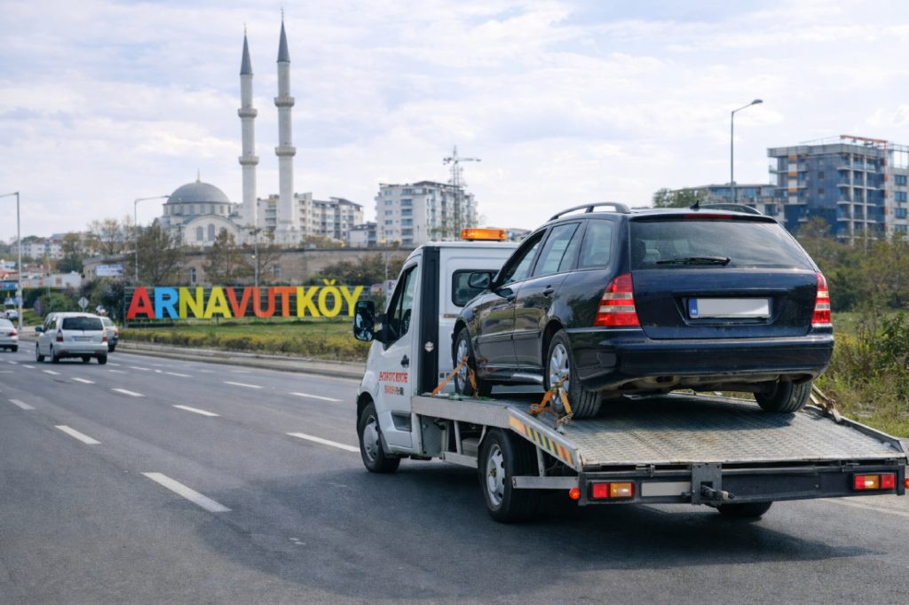 Arnavutköy oto kurtarıcı aracı ile arızalı otomobilin güvenli şekilde taşınması – 7/24 acil yol yardım hizmeti