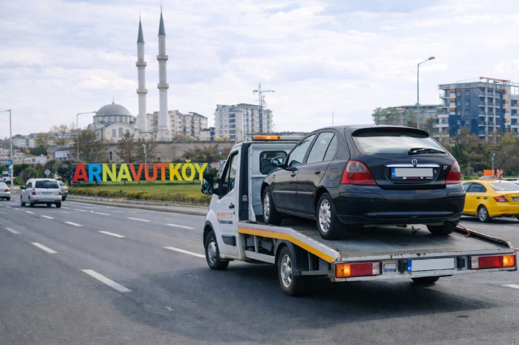 Arnavutköy oto kurtarma aracı ile arızalı otomobilin güvenli şekilde taşınması – 7/24 acil yol yardım hizmeti