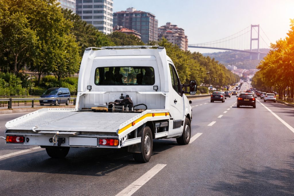 İstanbul oto kurtarıcı aracı ile arızalı aracın şehir içinde güvenli şekilde taşınması – 7/24 acil yol yardım hizmeti