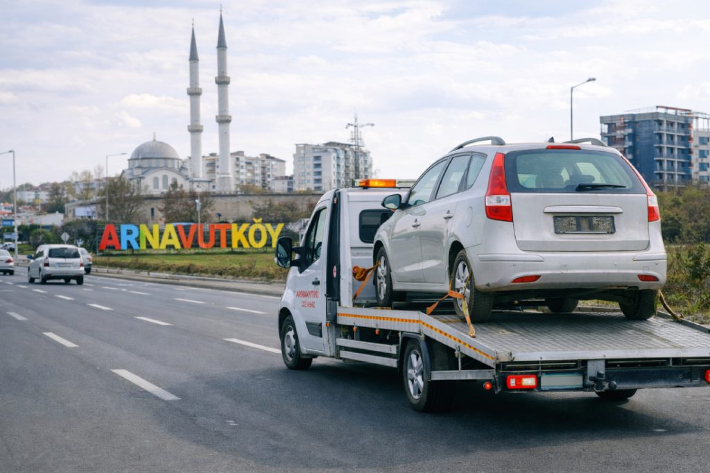 Arnavutköy oto çekici aracı ile arızalı otomobilin güvenli şekilde taşınması – 7/24 acil yol yardım hizmeti